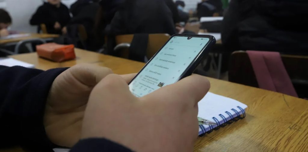 Cada vez más colegios toman medidas restrictiva para el uso del celular